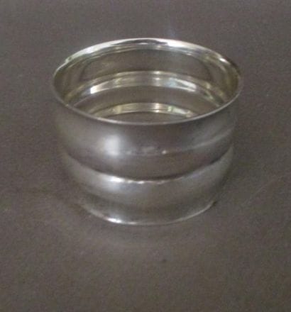 Rond de serviette en argent

Poids 37 gr