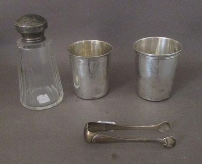 Lot en argent : deux timbales, une saupoudreuse...