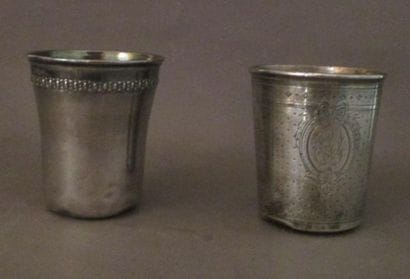 Deux timbales en argent, poids 104 gr