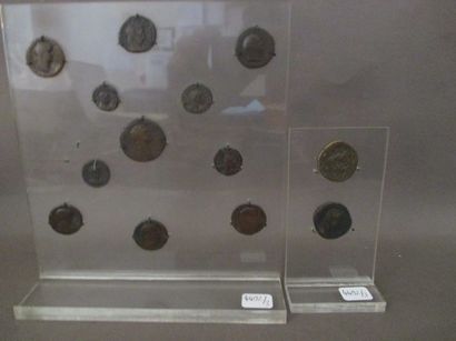 13 monnaies anciennes sur socle