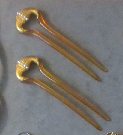 Deux épingles à chignon sertie en or et perles,...