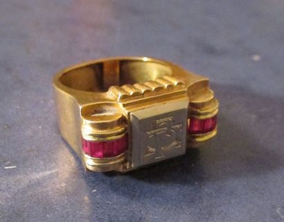 Chevalière en or 18k et rubis calibrés chiffrée...