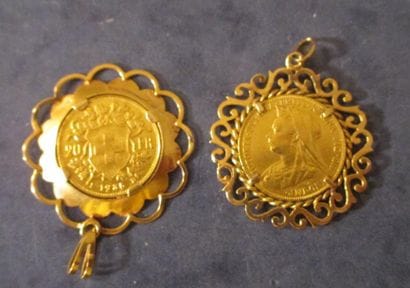 Deux pendentifs en or jaune 18k ornés d'un...