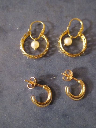 Une paire de clous d'oreille en or jaune...