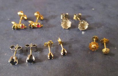 Cinq paire de clous d'oreilles en or 18k...