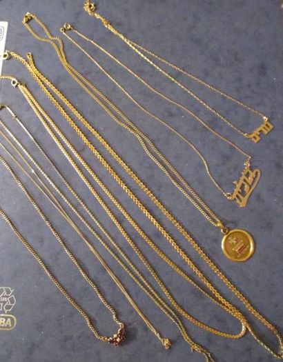 Lot en or jaune 18k : quatre chaines de cou...