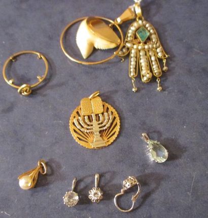 Lot de sept pendentifs et une dormeuse en...