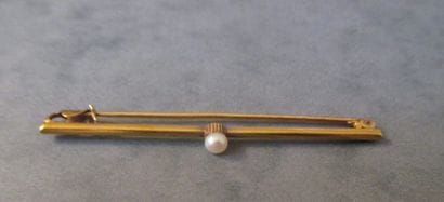 Branche en or jaune 18k et une perle, pds...