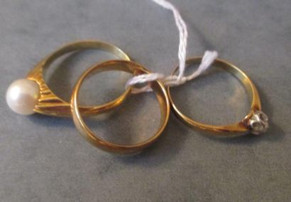 Trois bagues en or jaune 18k dont une avec...