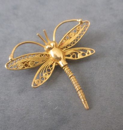 Broche en or 18K filigranné en forme de papillon...