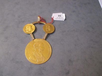 Pendentif en or jaune 18k sertie de petits...