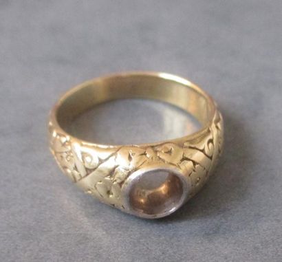 Bague dôme en platine (0.40 gr) et or jaune...
