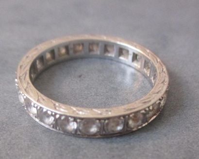 Alliance américaine en or gris 18k sertie...