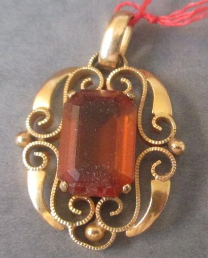Pendentif en métal serti d'une pierre ja...