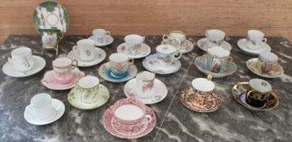 Lot de tasses et sous-tasses dépareillées...