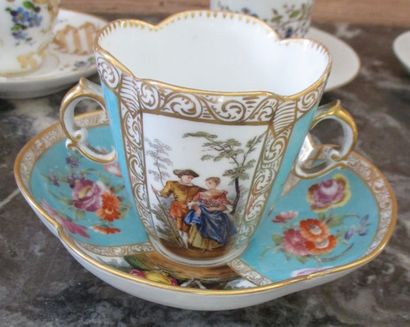 Lot de tasses et sous-tasses dépareillées...