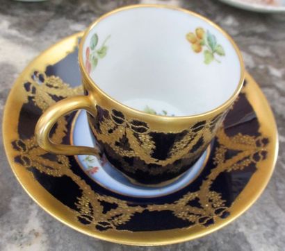 Lot de tasses et sous-tasses dépareillées...