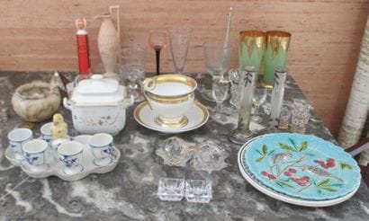 Lot de bibelots : verres gravés, porcela...