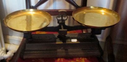 Lot de cuivres :balance, verseuse, lampe...