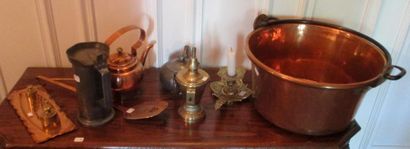 Lot de cuivres :balance, verseuse, lampe...