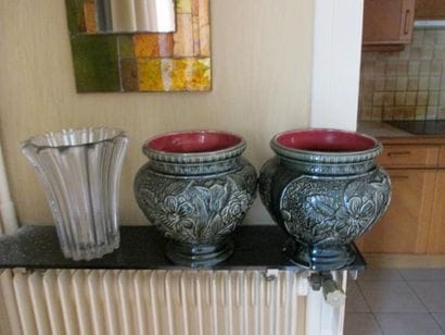 Lot de bibelots : vase, paire de caches pot,...