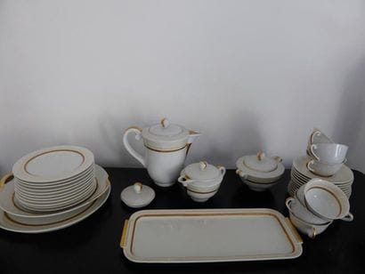 Service à thé et à gâteaux, en porcelaine...