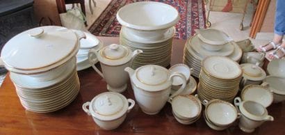 Partie de service de table, porcelaine blanche...