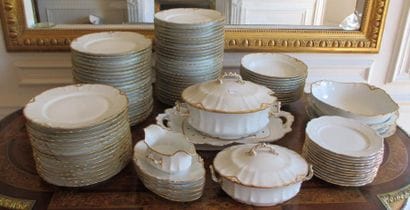 Partie de service d etable en porcelaine...