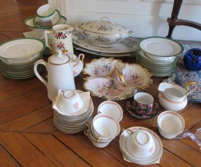 Partie de service à thé en porcelaine et...