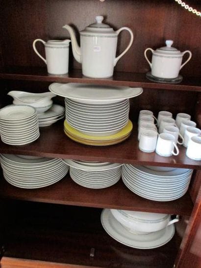 Partie de service de table en porcelaine...