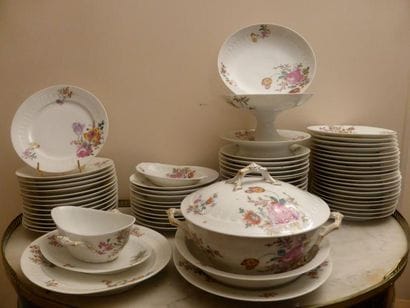 Partie de service de table en porcelaine...