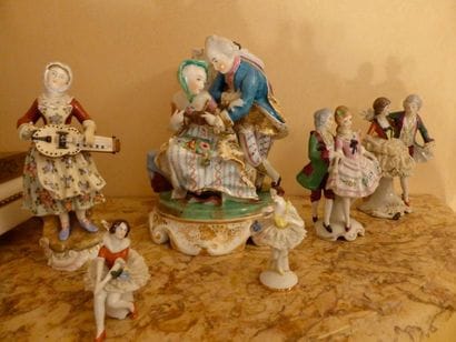 Lot de six groupes de personnages en porcelaine...