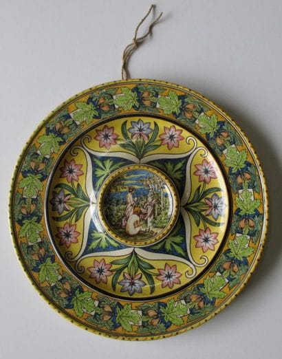 Plat en faience polychrom à ombilic centyral...