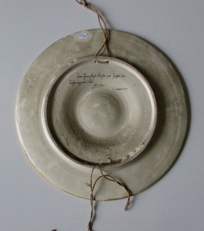 Plat en faience polychrom à ombilic centyral...