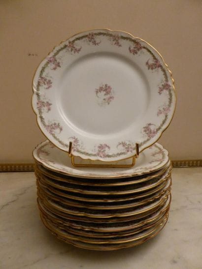 Douze assiettes à gateaux en porcelaine polychrome,...