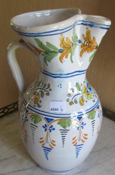 Deux assiettes décoralis et faïence et un...