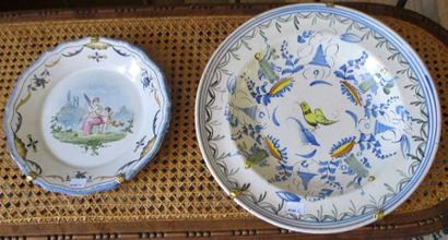Deux assiettes décoralis et faïence et un...
