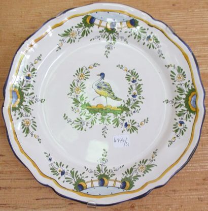 Neuf assiettes décoratives