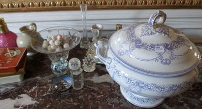 Soupière en faïence et objets en cristal