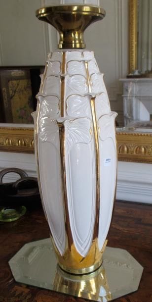 Pied de lampe en porcelaine blanche et or

H...