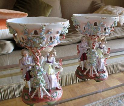 Paire de coupes en porcelaine polychrome...