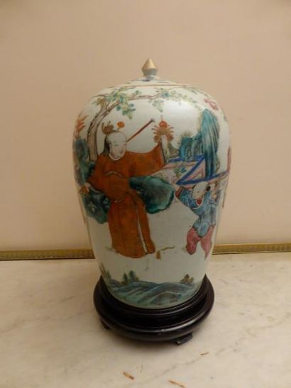 Vase ovoîde couvert en porcelaine polychrome...