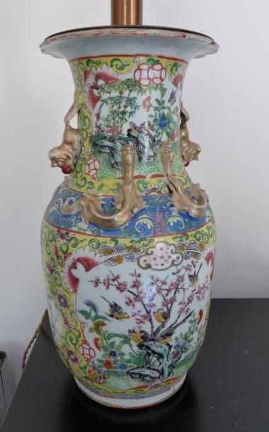 Potiche en porcelaine polychrome à fond jaune,...