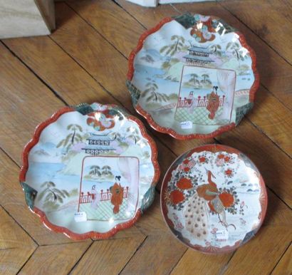 Trois assiettes genre Japon et un cache pot...