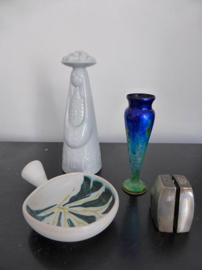 Lot : 

Une coupelle en céramique à anses,...