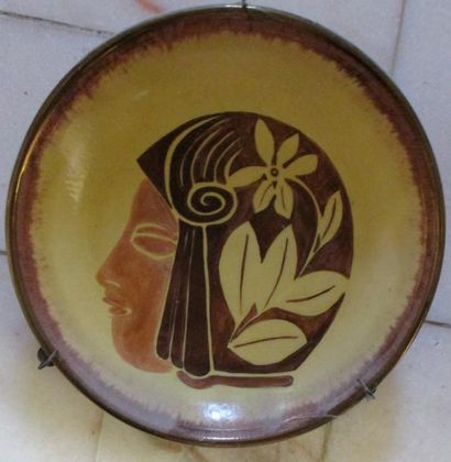 ACCOLAY, Assiette en céramique et lustre...