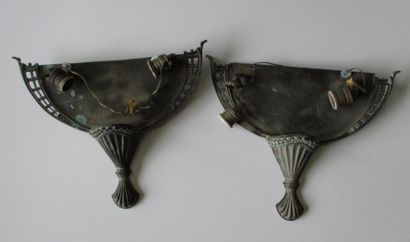 Paire d'appliques demi-lune en métal (manque...