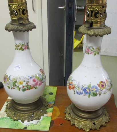 Paire de lampes à pétrole en porcelaine blanche...