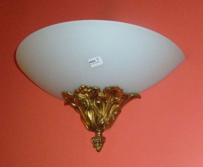 Paire d'appliques à un bras de lumière et...