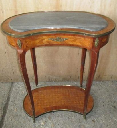 Table rognon en bois de placage style Louis...